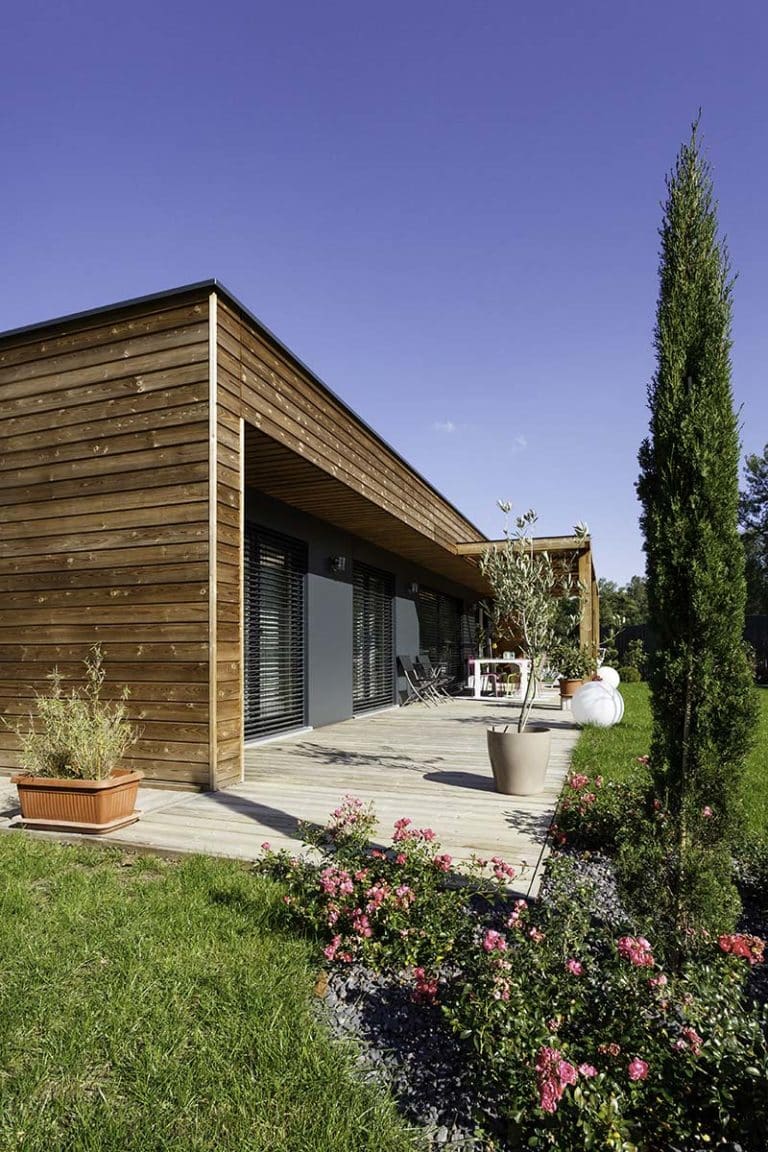 terrasse maison bois et toit plat