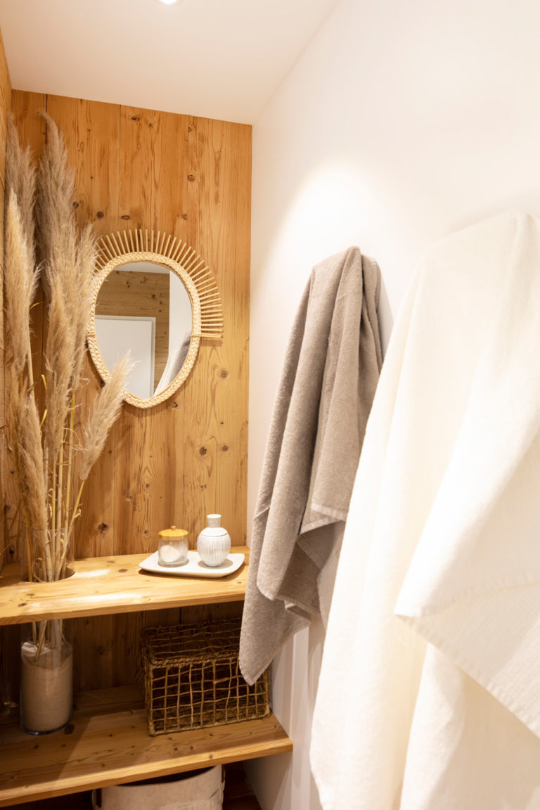 salle de bain avec bois