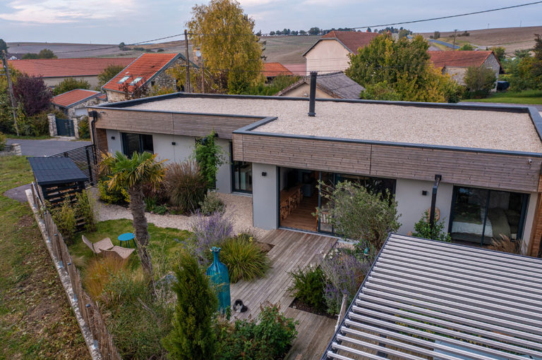 Une maison contemporaine plain-pied avec un air de vacances