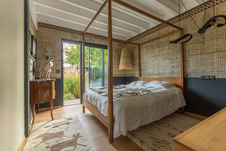 une chambre cocooning dans une maison contemporaine plain-pied