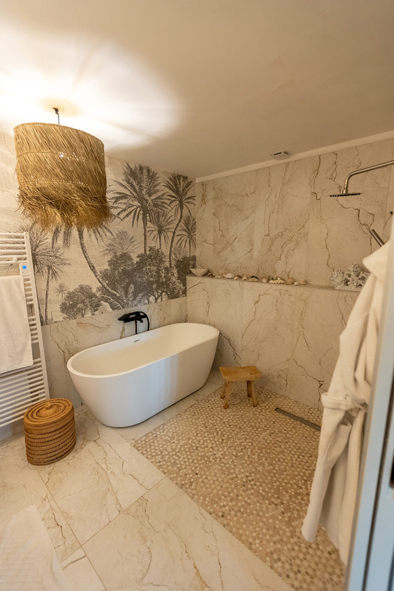 salle de bain spacieuse