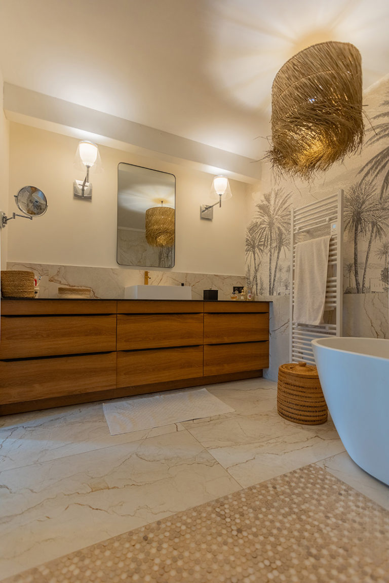 une meuble de salle de bain intégré