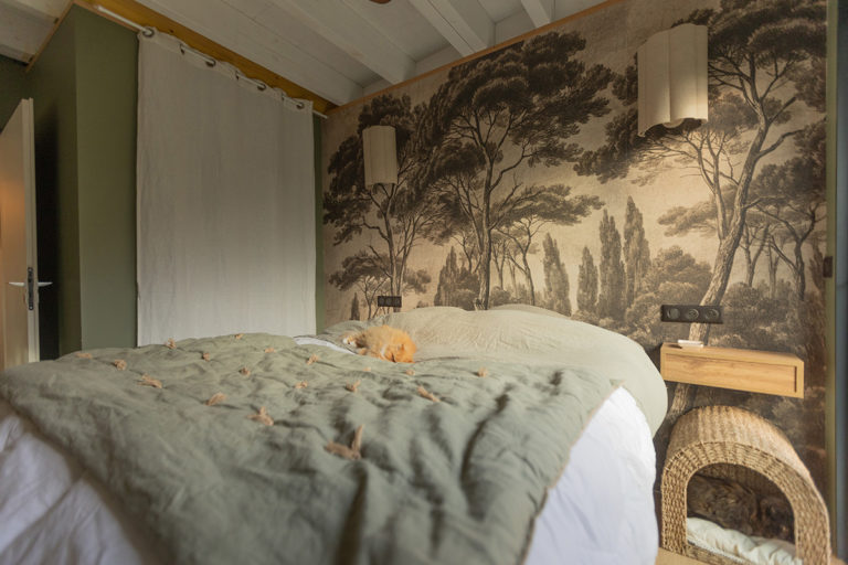 une chambre confortable dans une maison contemporaine plain-pied