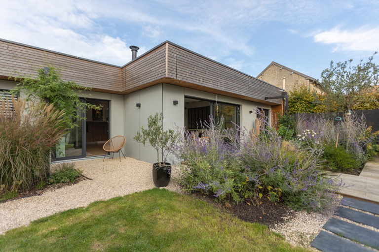 une terrasse comme prolongement de la maison contemporaine plain-pied
