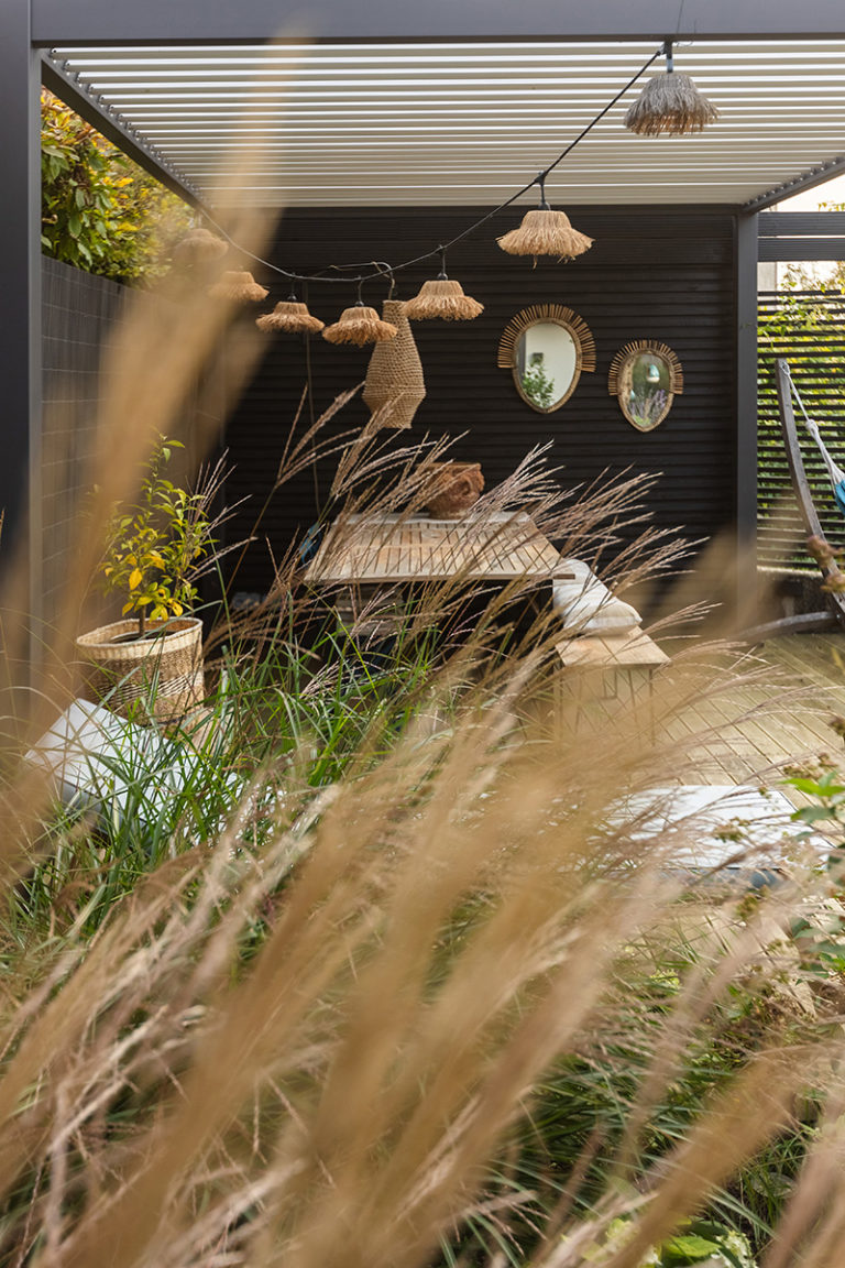 un jardin avec sa terrasse
