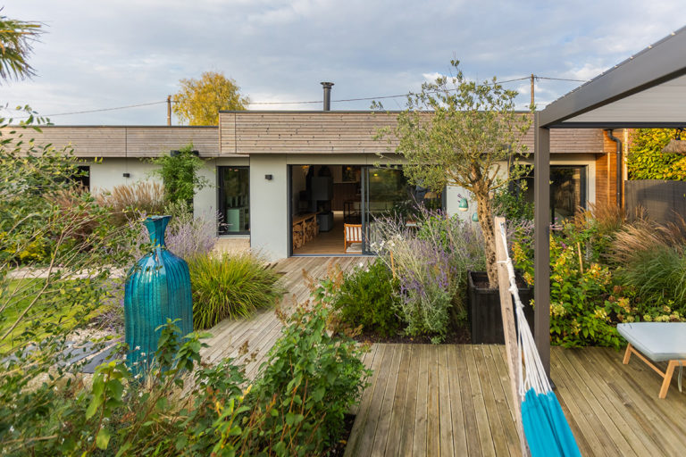 maison contemporaine ouverte sur sa terrasse