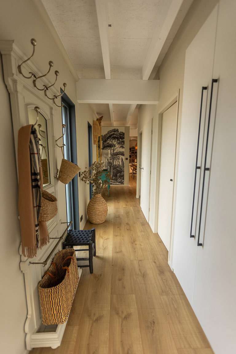 l'entrée chaleureuse d'une maison contemporaine plain-pied