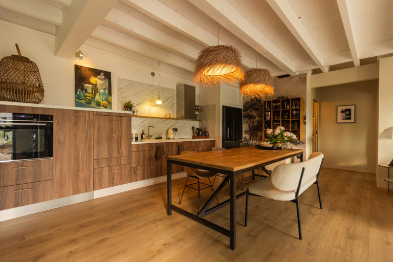 Cuisine ouverte avec ses rangements intégrés