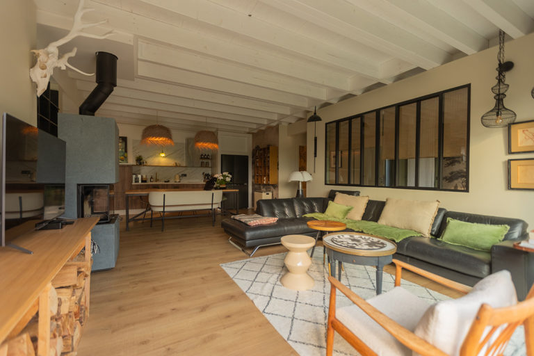 une pièce de vie bien décorée